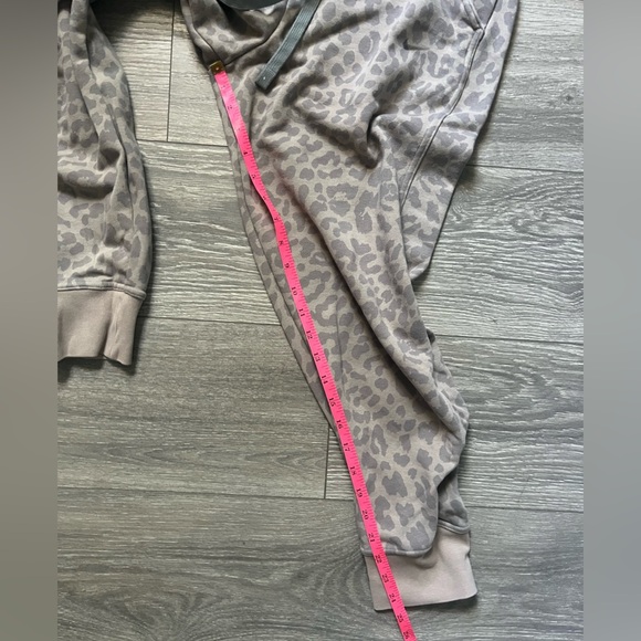 Nike Tan Gray Leopard Print Athlesiure Comfy Cozy Casual Jogger Pants Size M - Picture 7 of 8